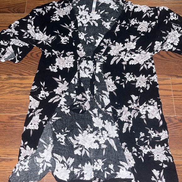 Spiritual Gangster Black Floral Kimono Style Tie Front Top sz one size - Picture 2 of 2